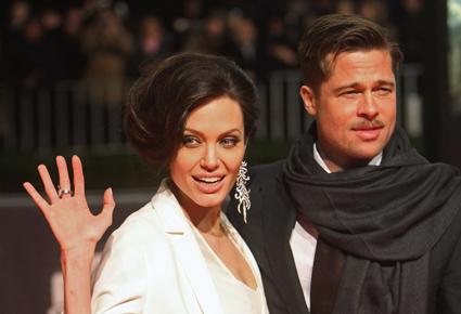 أنجيلينا مخطوبة رسميّاً لبراد؛ وإليكَ صورة عن خاتم الخطوبة!